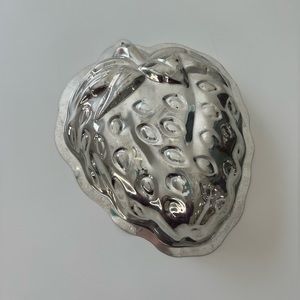 Strawberry cake tin mold